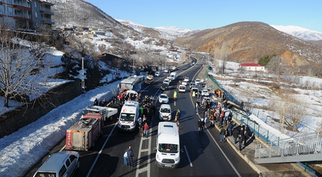Bingöl'de yolcu otobüsü hafif ticari araçla çarpıştı: 4 ölü, 7 yaralı