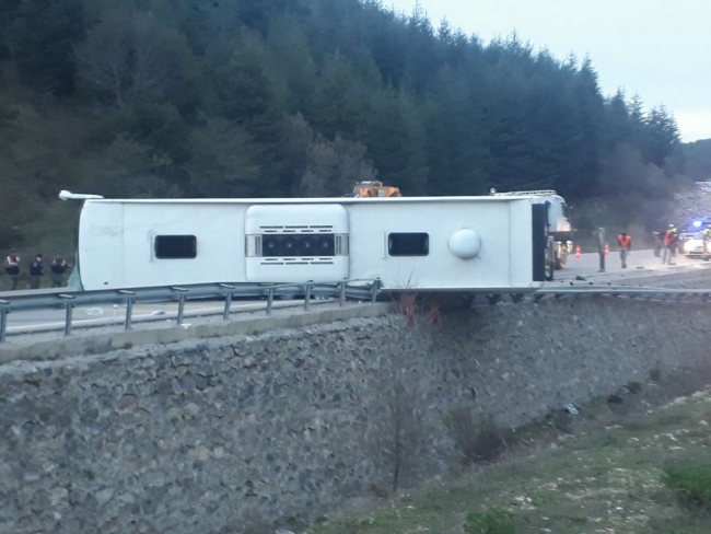 Afyonkarahisar'da yolcu otobüsü devrildi: 1 ölü, 20 yaralı