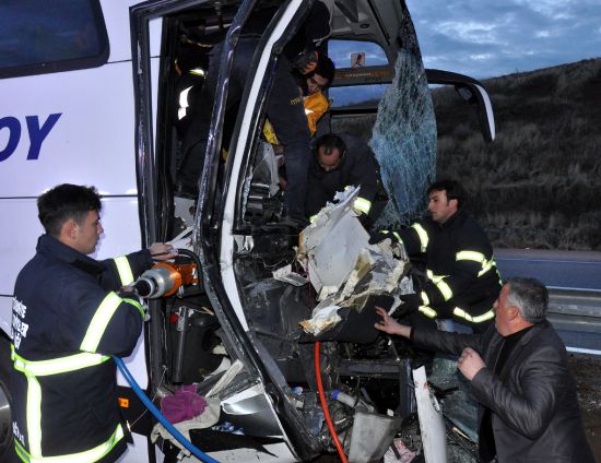 Kırıkkale'de yolcu otobüsü ile kamyon çarpıştı: 20 yaralı