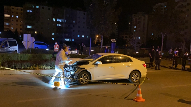 Yola çıkan çocuğu kurtarmak isterken otomobil çarptı