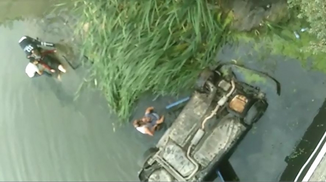 Amasya'da nehre düşen araçtaki aileyi kurtardı