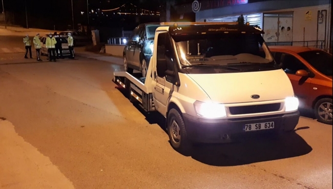 Polisin 'dur' ihtarına uymadı, otomobilini bırakıp kaçtı