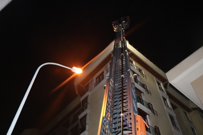 İstanbul'daki yangında mahsur kalanların imdadına itfaiye yetişti