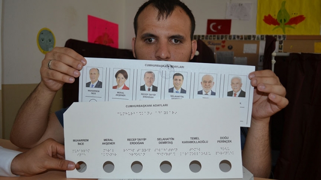 Görme engelli çift özel şablonla oy kullandı