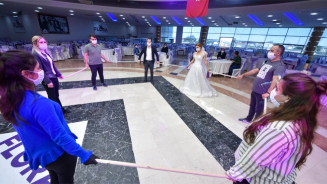 Yeni dönemde düğün salonlarındaki halay ve diğer oyunlar da tedbirlere göre yapılacak. Foto: DHA