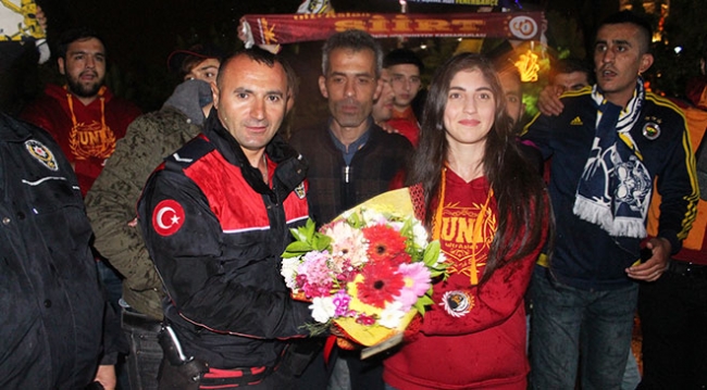 Kavga ihbarına giden polisler çiçeklerle karşılandı