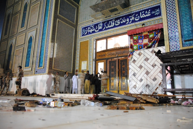Pakistan'da türbeye bombalı saldırı: En az 70 ölü