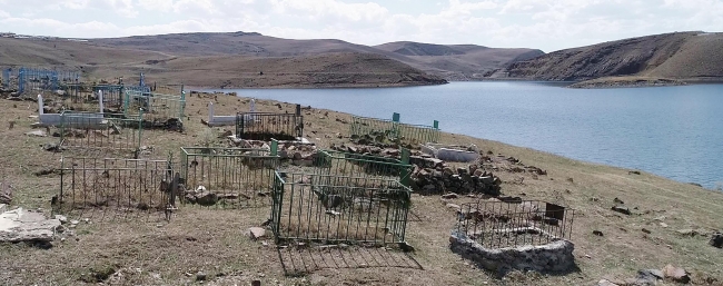 Baraj suları çekildi, mezarlardaki kemikler kıyıya vurdu