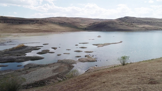 Baraj suları çekildi, mezarlardaki kemikler kıyıya vurdu