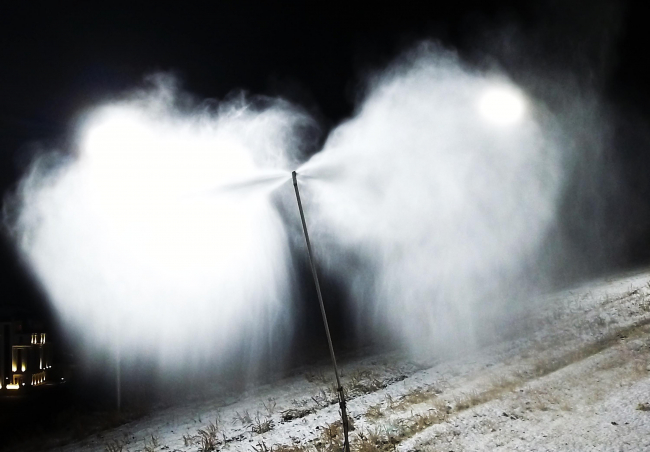 Palandöken'e suni kar yağdırılıyor