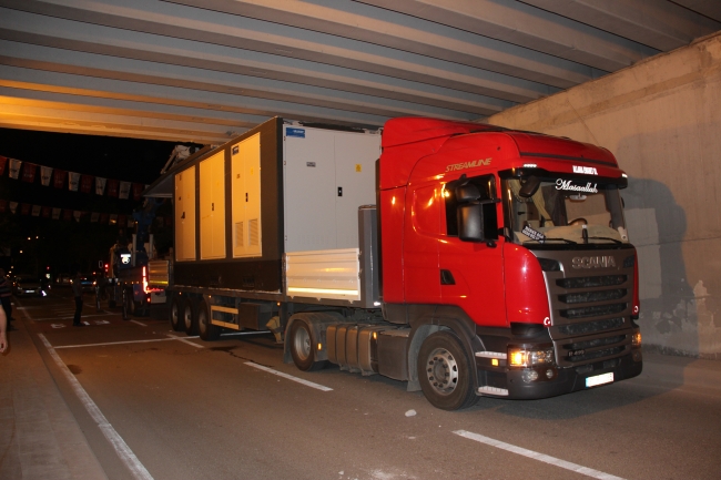 Elektrik panosu yüklü TIR alt geçide sıkıştı