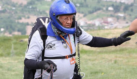 Türkiye'nin en yaşlı yamaç paraşütü pilotu