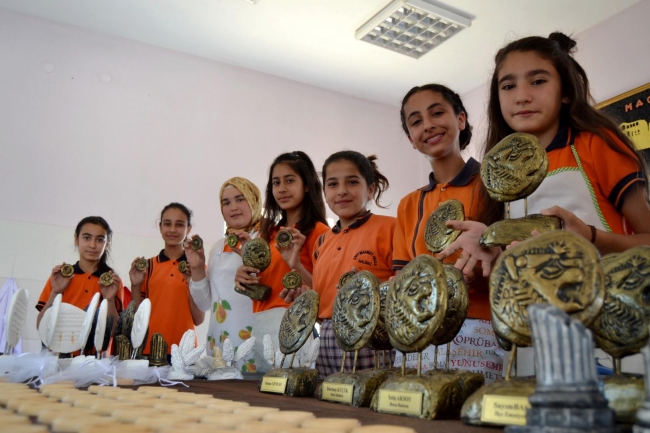 Parayı bulan uygarlığın simgesi ile gelir elde ediyorlar