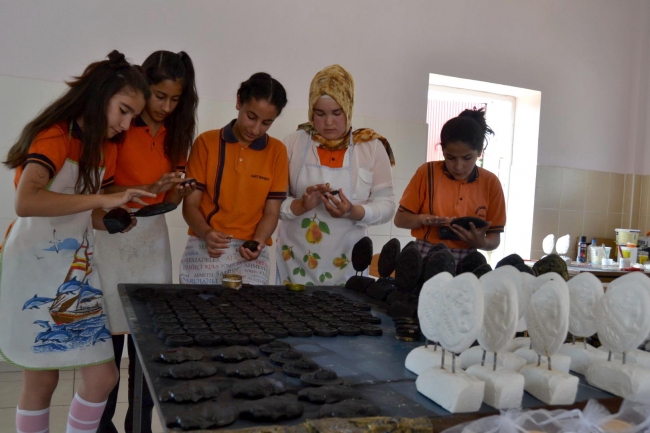 Parayı bulan uygarlığın simgesi ile gelir elde ediyorlar