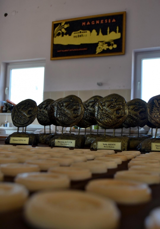 Parayı bulan uygarlığın simgesi ile gelir elde ediyorlar