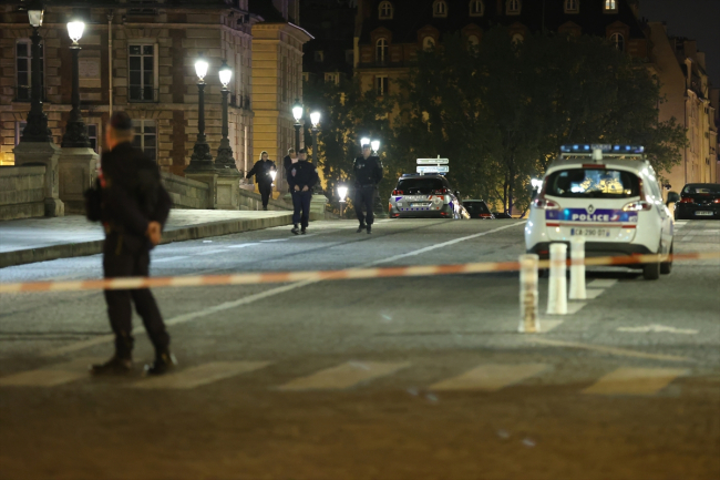 Fransız polisi 'dur' ihtarına uymayan araca ateş açtı: 2 ölü