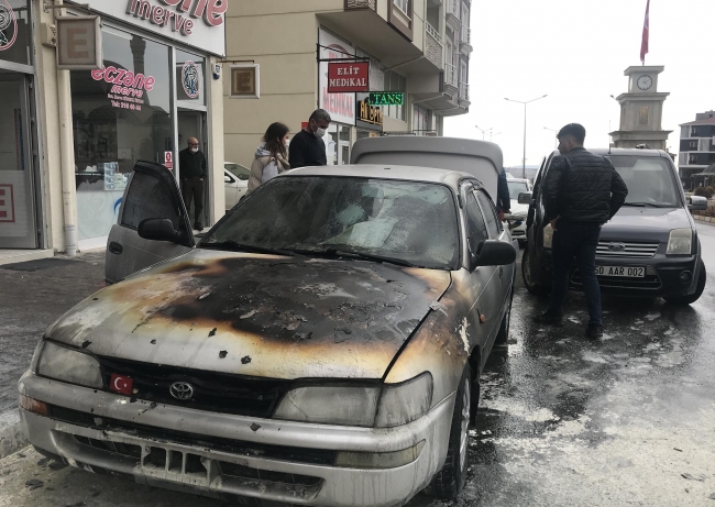 Yanan otomobilden son anda kurtuldular