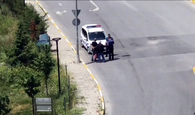 Gündüz vakti parkın tel örgülerini çalmaya kalktılar