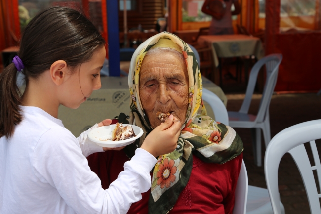 100 yaşında ilk kez doğum günü kutlandı