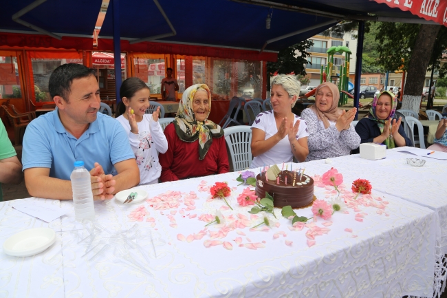 100 yaşında ilk kez doğum günü kutlandı