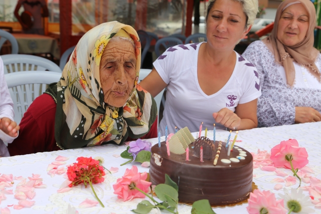 100 yaşında ilk kez doğum günü kutlandı