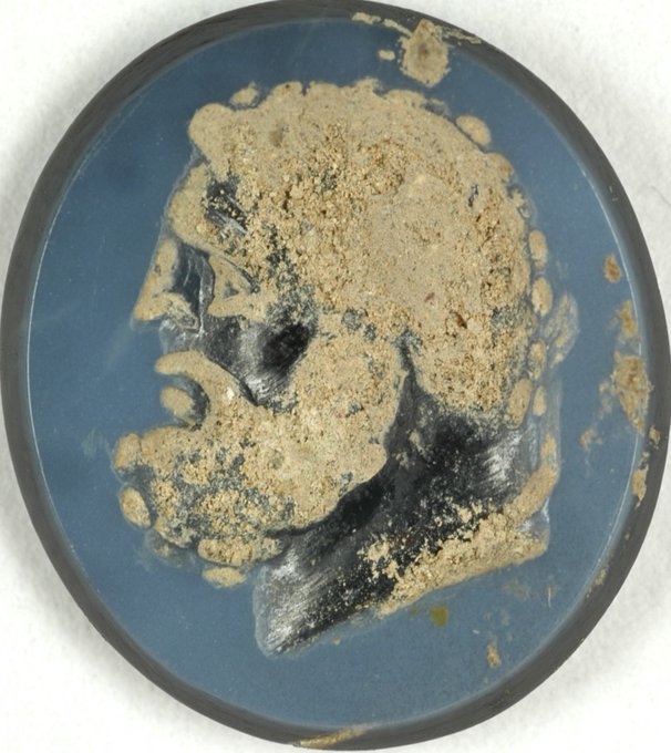 Patara Antik Kenti kazılarında çıkarılan yüzük taşı. Fotoğraf: AA