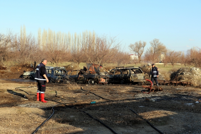 Araçta çıkan yangın çevredeki 3 araca da sıçradı