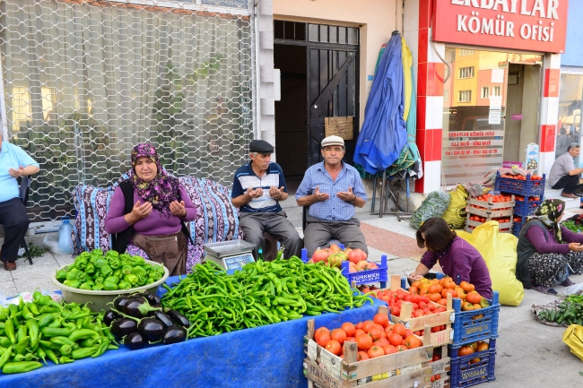 Semt pazarının bereket duasını zabıta memuru yaptırıyor