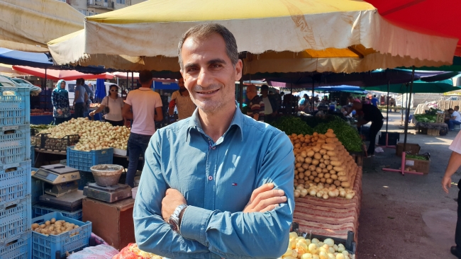 Semt pazarının bereket duasını zabıta memuru yaptırıyor