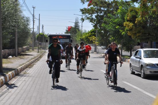 Görme engelliler Halisdemir için 320 kilometre pedal çevirdiler