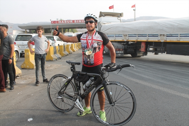 "Kardeşlik" için kilometrelerce pedal çevirdi