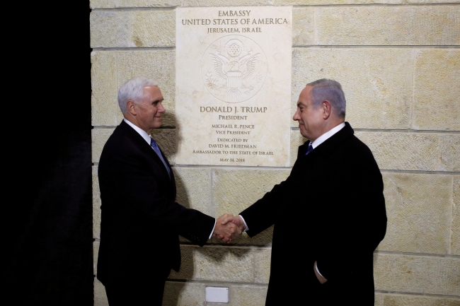 ABD Başkan Yardımcısı Mike Pence, İsrail Başbakanı Benyamin Netanyahu ile ABD'nin Kudüs Büyükelçiliği önünde. 23 Ocak 2020 | Fotoğraf: Reuters