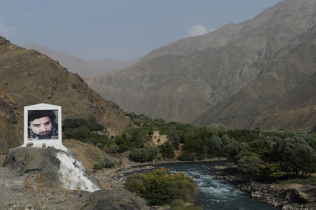 2001 yılında suikastla öldürülen Ahmed Şah Mesud'un portresi Pencşir vadisinde | Fotoğraf: AFP