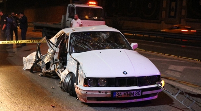 Pendik’te otomobil park halindeki otobüse çarptı: 1 ölü