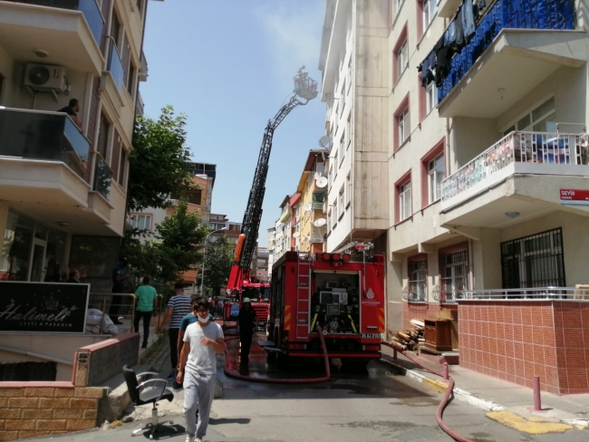 5 katlı binanın çatı katında yangın