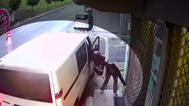 Perdeciyi soyan hırsızlar kamerada