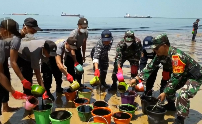 Endonezya'da teknede çıkan yangında ölü sayısı 5'e yükseldi