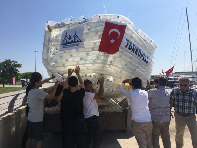 Öğrenciler pet şişelerden tekne yaptı