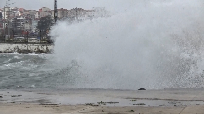 Sinop'ta fırtına dev dalgalara neden oldu