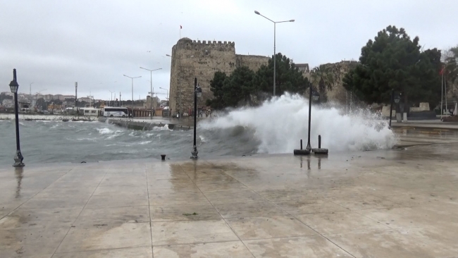 Sinop'ta fırtına dev dalgalara neden oldu