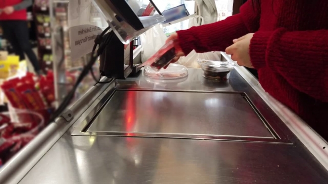 Marketlerde mesai tedbirlerle sürüyor