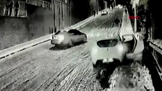 Yokuşta kayan otomobildeki çocuğun mucize kurtuluşu kamerada