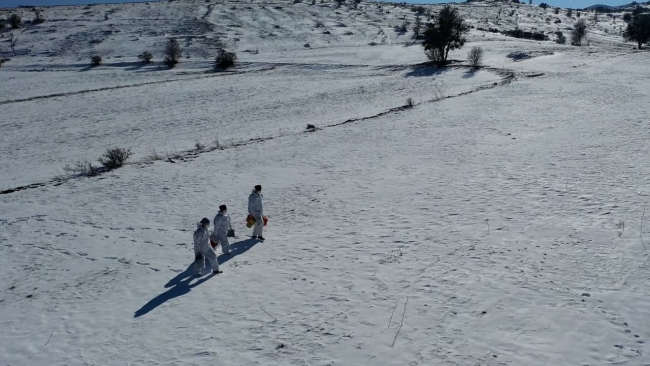Aşı ekibi kar kış dinlemiyor, şifa dağıtıyor