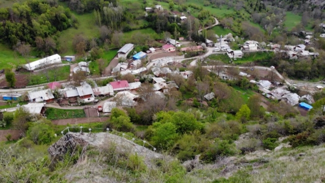 Tehlike arz eden 350 tonluk kaya sabitlendiğinden beri köylüler rahat