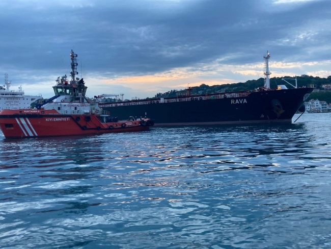Petrol tankeri İstanbul Boğazı'nda sürüklendi
