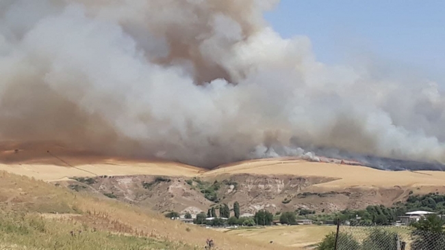 Yüzlerce dönümlük arazi kül oldu