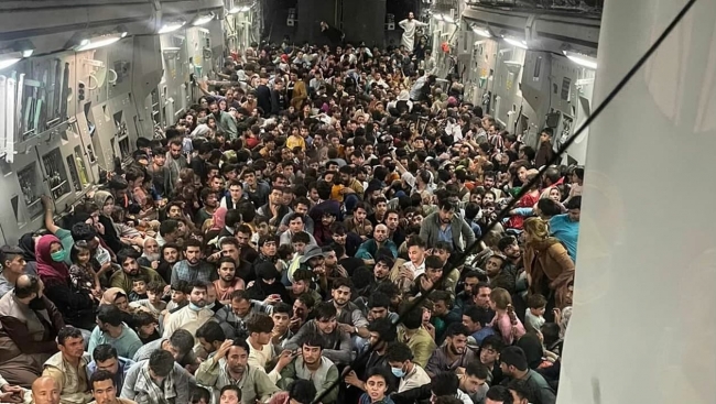 Yaklaşık 640 Afgan’ın Katar'a uçmak için  ABD C-17 nakliye uçağına doluştuğu andan çekilen bir fotoğraf