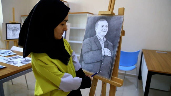 Karakalem çizimleriyle engelleri aştı