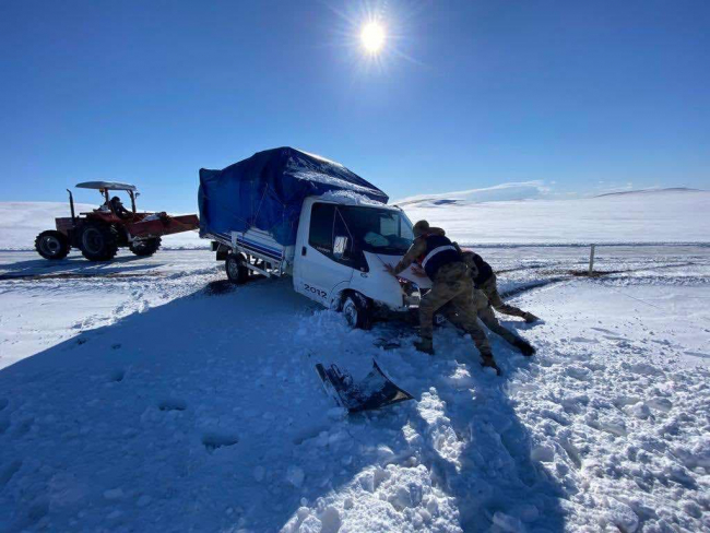 Diyarbakır'da karla mücadele devam ediyor
