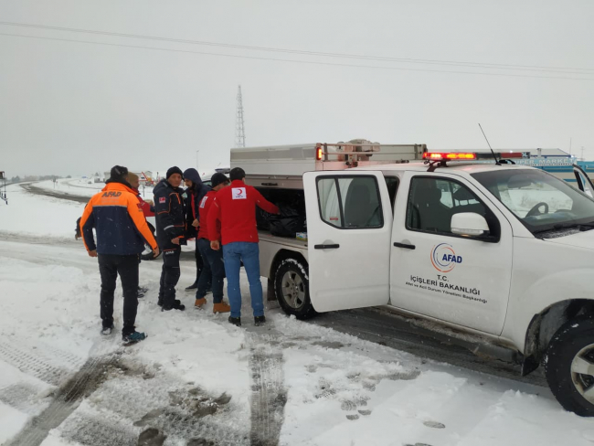 Diyarbakır'da karla mücadele devam ediyor
